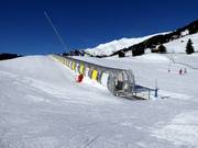 Transportband met oefenpiste naast Berta's Kinderland in Fiss