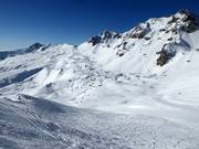 Diepe sneeuwhellingen in het skigebied