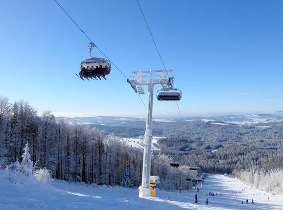 Große Almberg-Sesselbahn - 6-persoons hogesnelheidsstoeltjeslift (koppelbaar) met kap