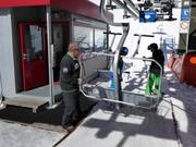 Attent personeel bij de liften