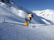 Sterk sneeuwkanon in het skigebied Serfaus-Fiss-Ladis