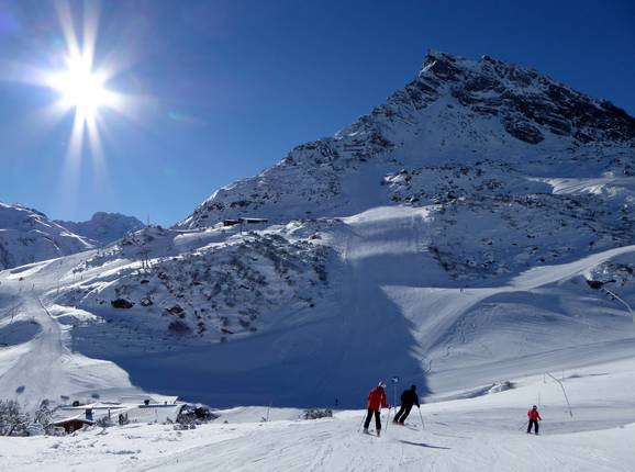 Het skigebied Silvapark Galtür onder de Ballunspitze