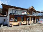 Verzorgde kassa bij het dalstation in Neukirchen