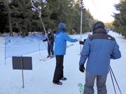 Bij de sleeplift wordt de beugel aangereikt.