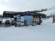 Informatiebord met pistekaart bij het dalstation