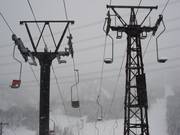 Oude eenpersoonsstoeltjeslift in het skigebied Kagura