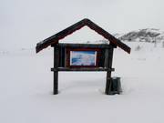 Enige piste-informatie bij het bergstation van de zespersoons stoeltjeslift