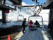 Bij de stoeltjeslift wordt hulp geboden bij het instappen.