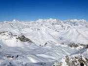 Uitzicht vanaf de Presena Gletscher naar de liften op de Passo Tonale