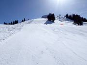Sportieve zonnige pistes op de bovenste Chuenisbärgli
