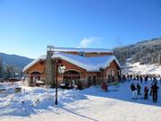 Village Day Lodge met Masa's Bar & Grill en Cafè Soleil