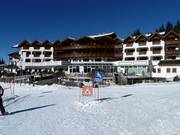 Hotel Sonnalp ligt direct aan de piste boven Obereggen