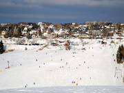 Het skigebied wordt slechts door een weg van het dorp gescheiden.