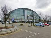 Ingang van de skihal van buiten