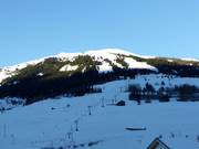 Uitzicht vanaf Savognin op het skigebied in de vroege ochtend
