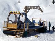 Pistenbully als speelplaats bij de Tschuggenhütte in Arosa