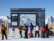 Grote informatieborden met detail- en totaaloverzicht