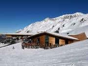 Top Mountain Crosspoint met het hoogstgelegen motormuseum van Europa