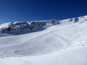 Diepe sneeuwhellingen tussen de pistes
