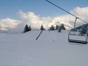 Uitzicht op de transportband vanaf de vierzitsstoeltjeslift Ecole