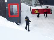 Het vriendelijke personeel is aanwezig bij het uitstappen.