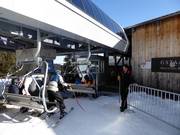 Het personeel is aanwezig bij de instap.