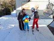 Kleine kinderen krijgen hulp bij het instappen