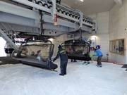 Bij de stoeltjeslift wordt hulp geboden bij het instappen.