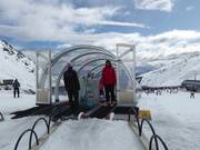 Bij de transportband staat altijd iemand klaar om te helpen.