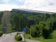 Uitzicht op de skihal vanaf de straat