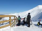 Ook bij de transportband is het personeel altijd aanwezig.