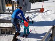 Het personeel helpt bij het instappen.