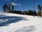 Kinderen zijn dol op de hindernissen op de piste.