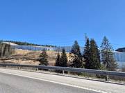 Uitzicht vanaf de weg E6 op de skihal SNØ bij Oslo