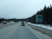 Afrit op de Trans Canada Highway naar het skigebied Lake Louise
