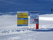 Pistebewegwijzering met pistekaart in het skigebied
