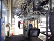 Bij het instappen bij de gondelbaan is er personeel aanwezig.