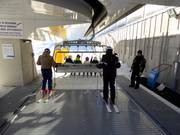 Bij de zespersoons stoeltjeslift is het personeel altijd aanwezig.