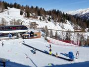 De transportband bij het bergstation van de gondelbaan