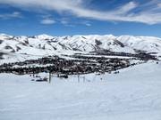 Uitzicht op Elkhorn Village vanaf de Dollar Mountain