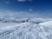 De gids bij het heliskiën in Riksgränsen