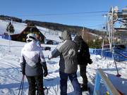 Bij de sleeplift staat het personeel klaar om te helpen.