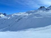 Diepe sneeuwhellingen bij de Fredakopf