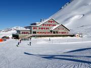 Bij de Jochpass kun je ook overnachten.