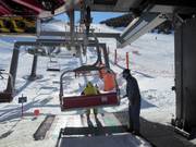 Bij de stoeltjesliften is er personeel aanwezig dat helpt bij het instappen.