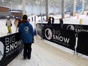 Vriendelijk personeel scant de toegang tot de stoeltjeslift