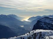Het uitzicht strekt zich uit van de top tot aan het Gardameer.