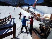 Bij de sleeplift wordt de beugel aangereikt.