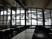 Zelfbedieningsrestaurant met uitzicht op de pistes