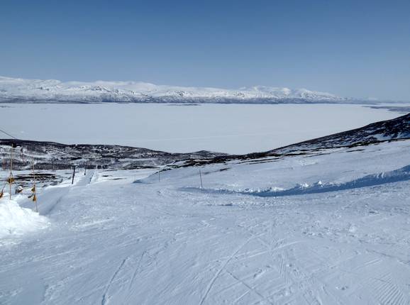 Uitzicht vanaf het skigebied op het Torneträsk-meer